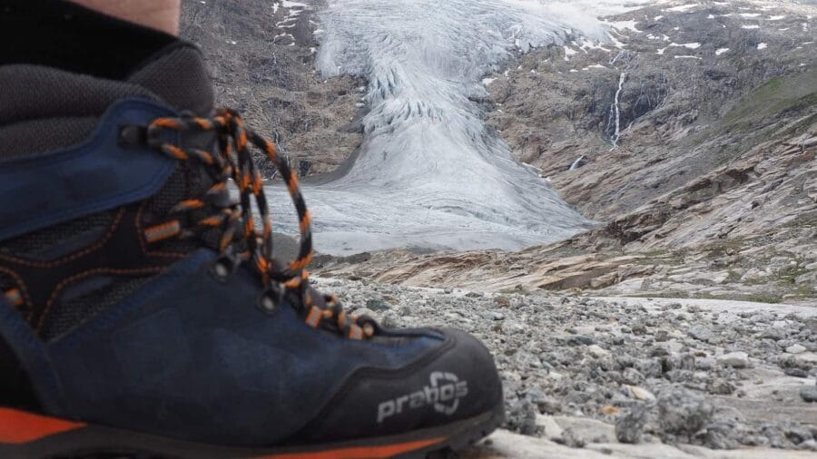 Podeszwa Vibram w obuwiu trekkingowym Acotango na tle lodowca