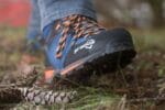 Lekkie buty trekkingowe na lato na leśnym szlaku