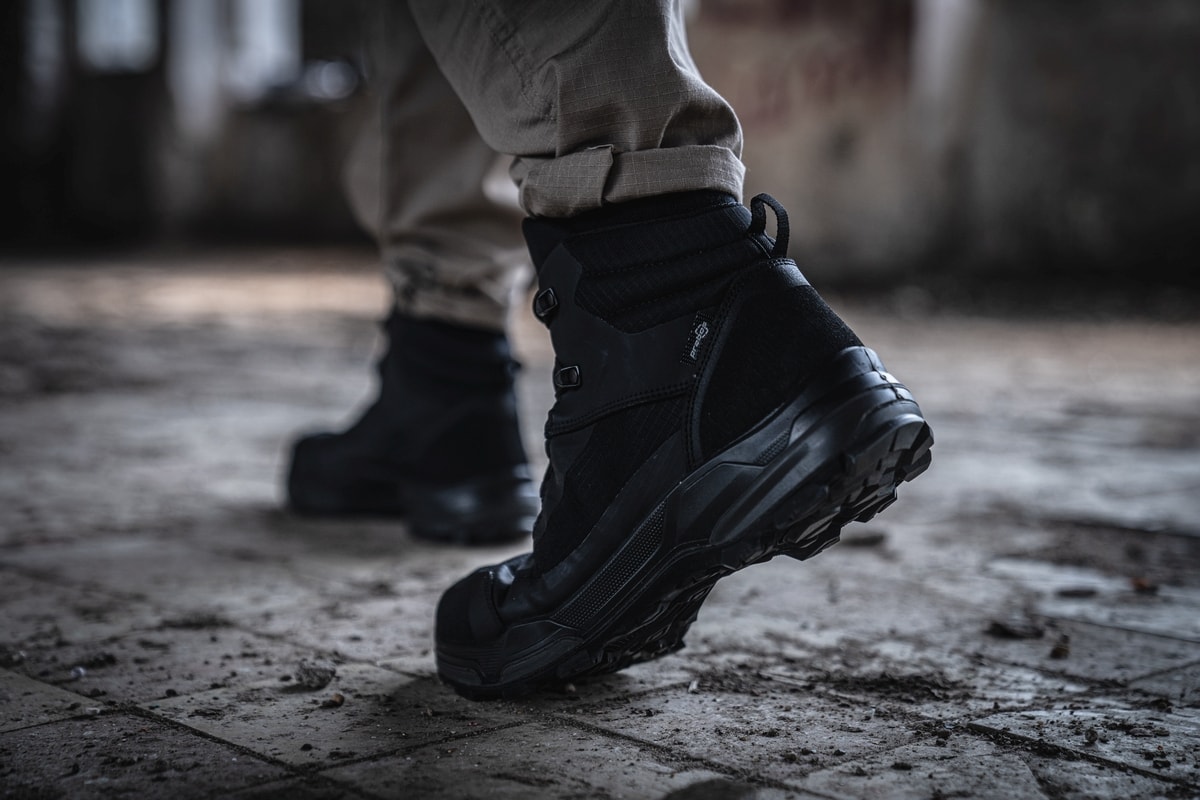 Zdjęcie lifestyle — czarne buty taktyczne "Za kostkę", wykonane z przewiewnej siatki. Lekkie, wytrzymałe i bez membrany