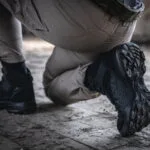 Zdjęcie lifestyle - buty taktyczne Za kostkę . Idealne na lato, wykonane z przewiewnej siatki bez membrany.
